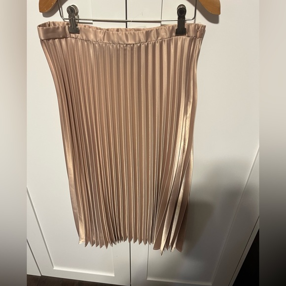 Haute Monde Gold pleated skirt size large NWT’s - Picture 2 of 7